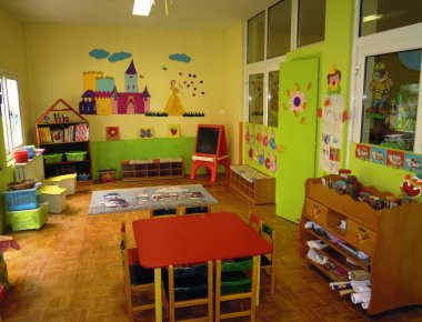 Κυβέρνηση: «Επιλεκτική μνήμη έχουν όσοι αναφέρονται στα νηπιαγωγεία»